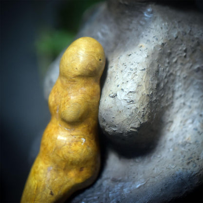 Mutter und Tochter – Skulptur weiblicher Kraft - traditionelle Rauchbrandkunst - Göttin der Weisheit