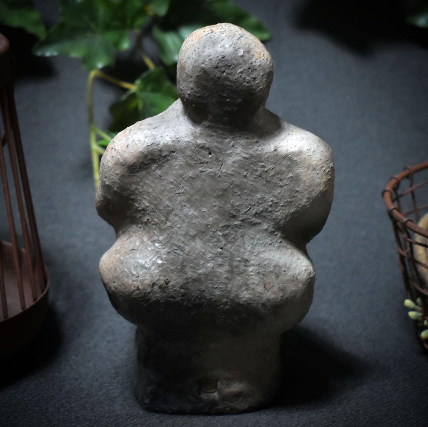 Mutter und Tochter – Skulptur weiblicher Kraft - traditionelle Rauchbrandkunst - Göttin der Weisheit