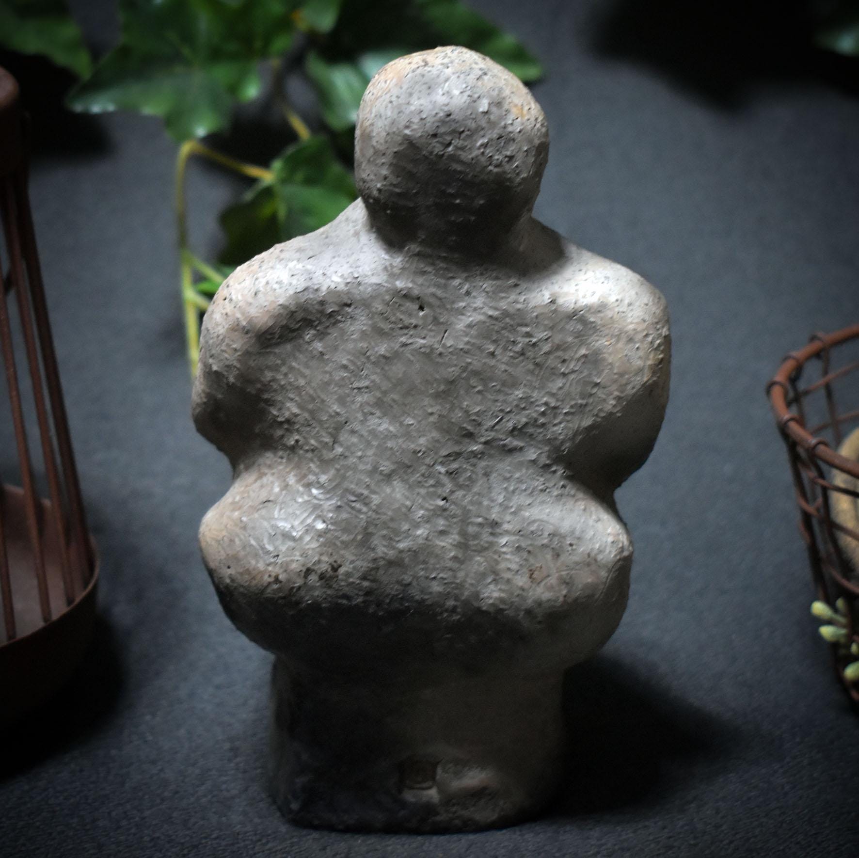 Mutter und Tochter – Skulptur weiblicher Kraft - traditionelle Rauchbrandkunst - Göttin der Weisheit