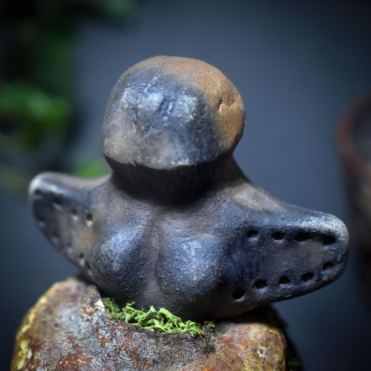 Göttin der Anfänge – Skulptur mit verwachsenem Baumpilz - traditionell gebrannter Ton - spirituelle Skulptur