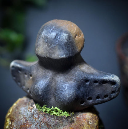 Göttin der Anfänge – Skulptur mit verwachsenem Baumpilz - traditionell gebrannter Ton - spirituelle Skulptur