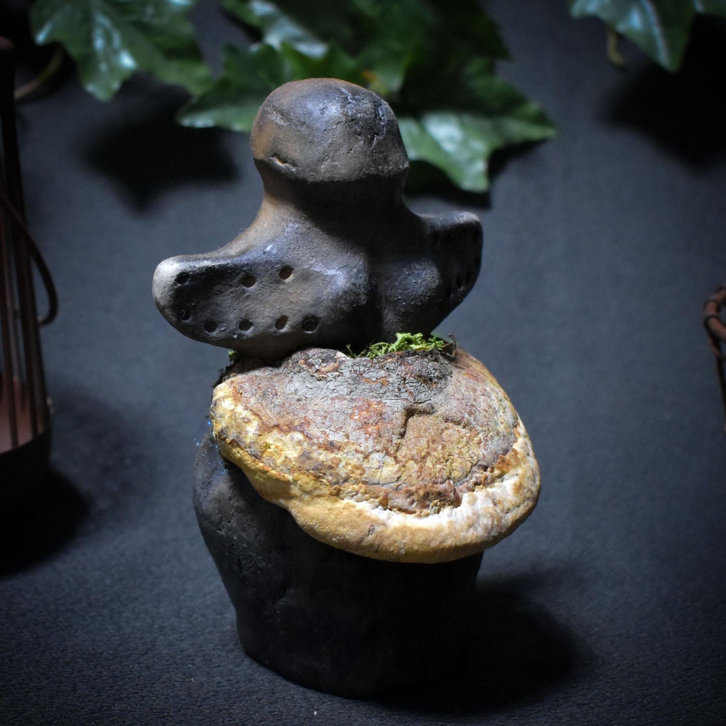 Göttin der Anfänge – Skulptur mit verwachsenem Baumpilz - traditionell gebrannter Ton - spirituelle Skulptur - Art.Nr.: SKU135