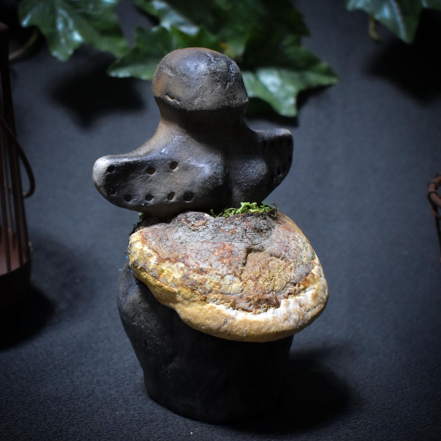 Göttin der Anfänge – Skulptur mit verwachsenem Baumpilz - traditionell gebrannter Ton - spirituelle Skulptur - Art.Nr.: SKU135