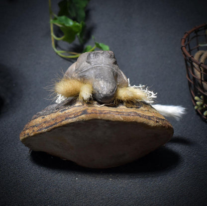 Göttin der Stille – Ruhend auf Baumpilz, Moos und Gras - primitive Kunst - spirituelle Begleiterin - Art.Nr.: SKU136