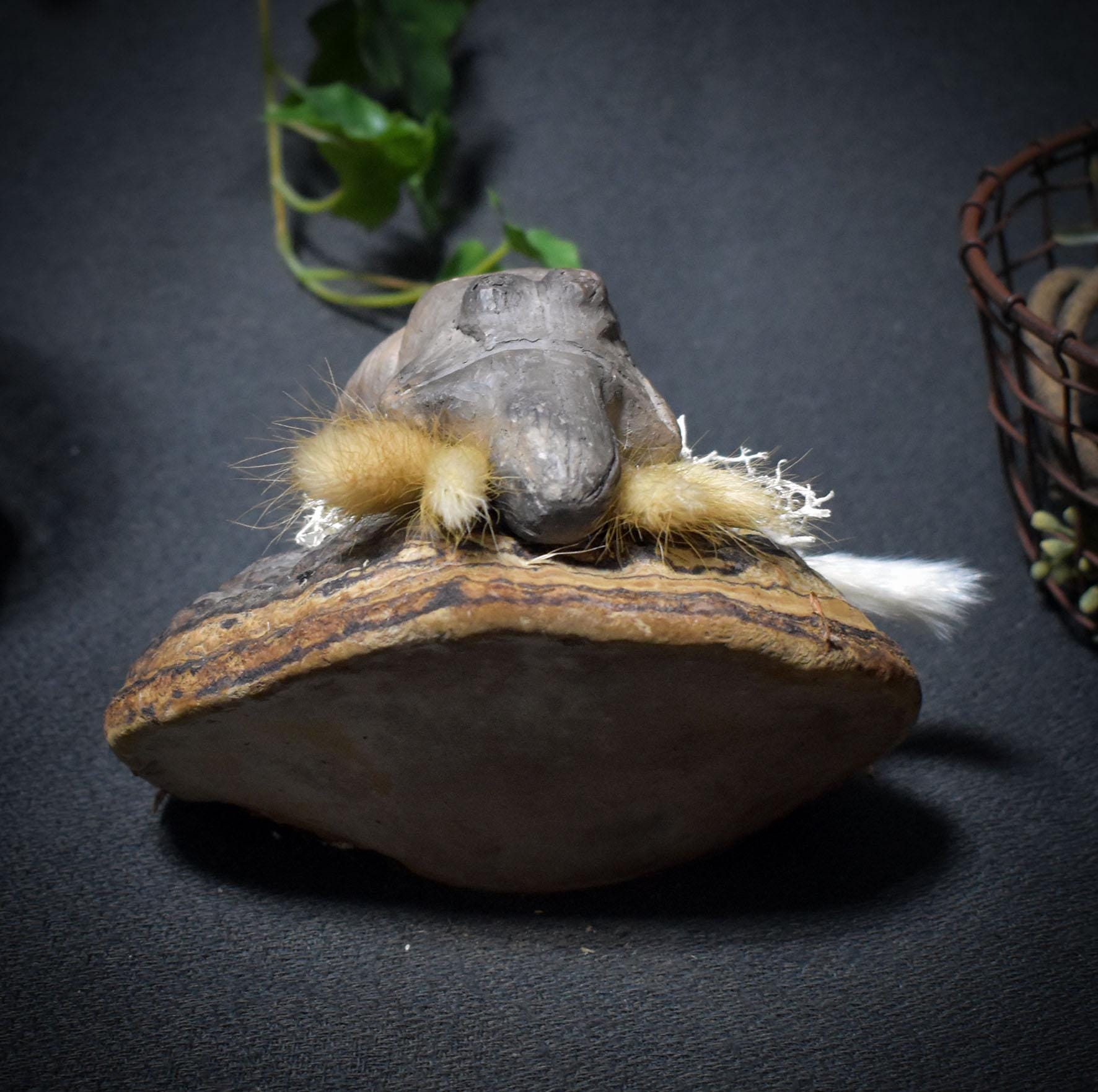 Göttin der Stille – Ruhend auf Baumpilz, Moos und Gras - primitive Kunst - spirituelle Begleiterin