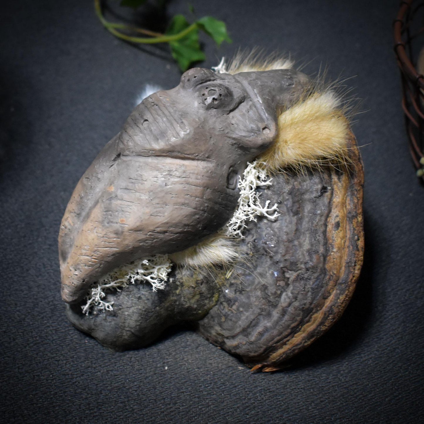 Göttin der Stille – Ruhend auf Baumpilz, Moos und Gras - primitive Kunst - spirituelle Begleiterin - Art.Nr.: SKU136