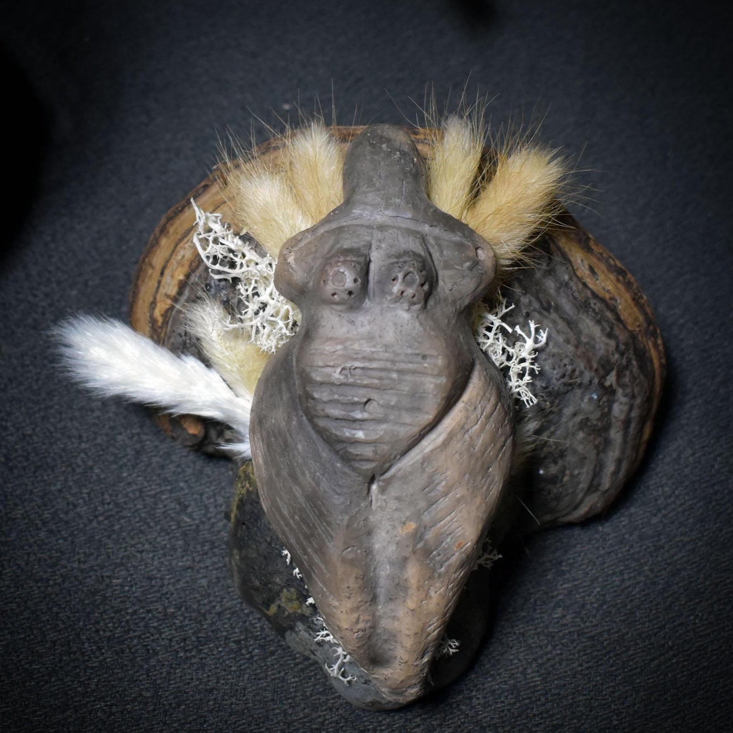 Göttin der Stille – Ruhend auf Baumpilz, Moos und Gras - primitive Kunst - spirituelle Begleiterin - Art.Nr.: SKU136