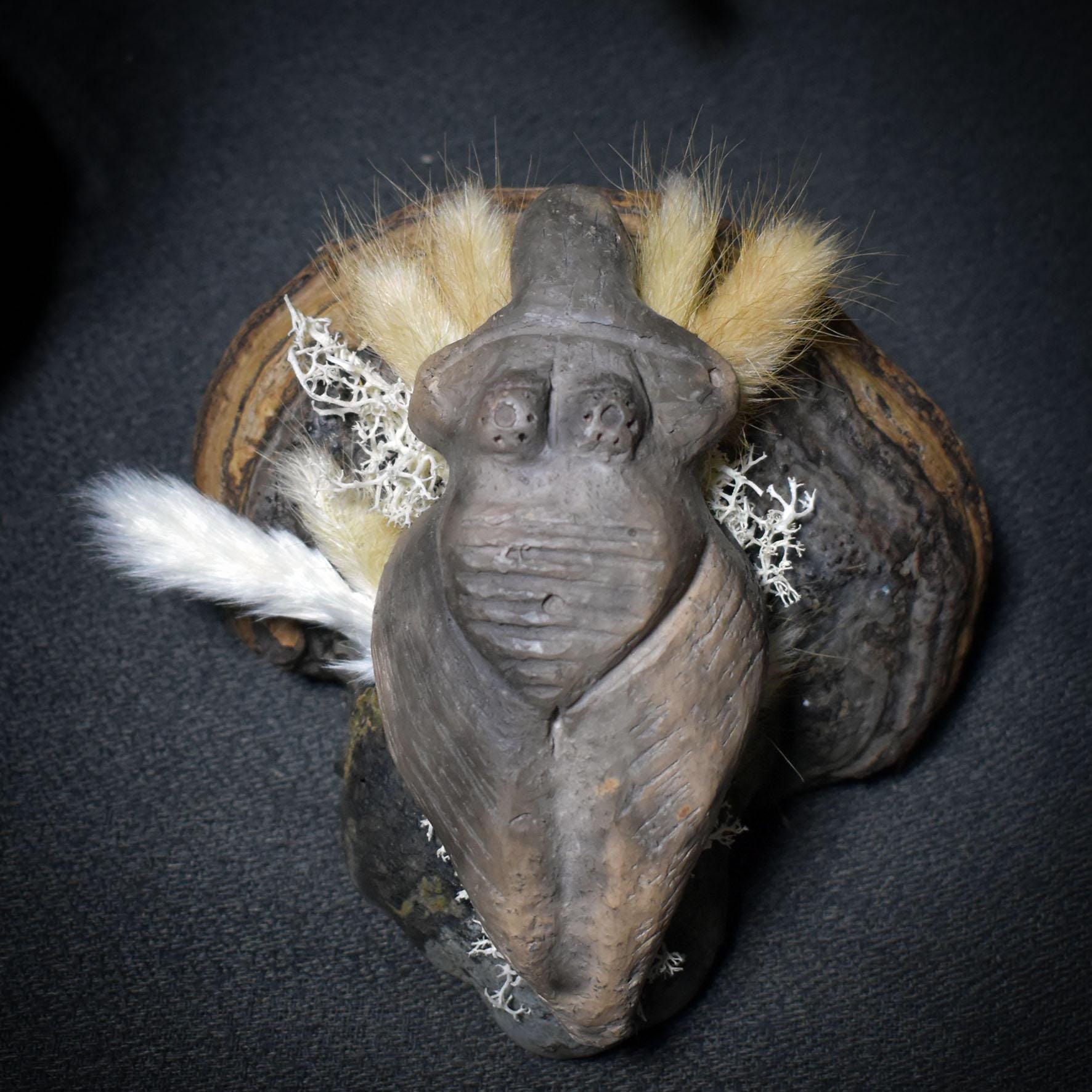 Göttin der Stille – Ruhend auf Baumpilz, Moos und Gras - primitive Kunst - spirituelle Begleiterin - Art.Nr.: SKU136