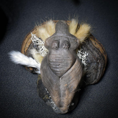 Göttin der Stille – Ruhend auf Baumpilz, Moos und Gras - primitive Kunst - spirituelle Begleiterin - Art.Nr.: SKU136
