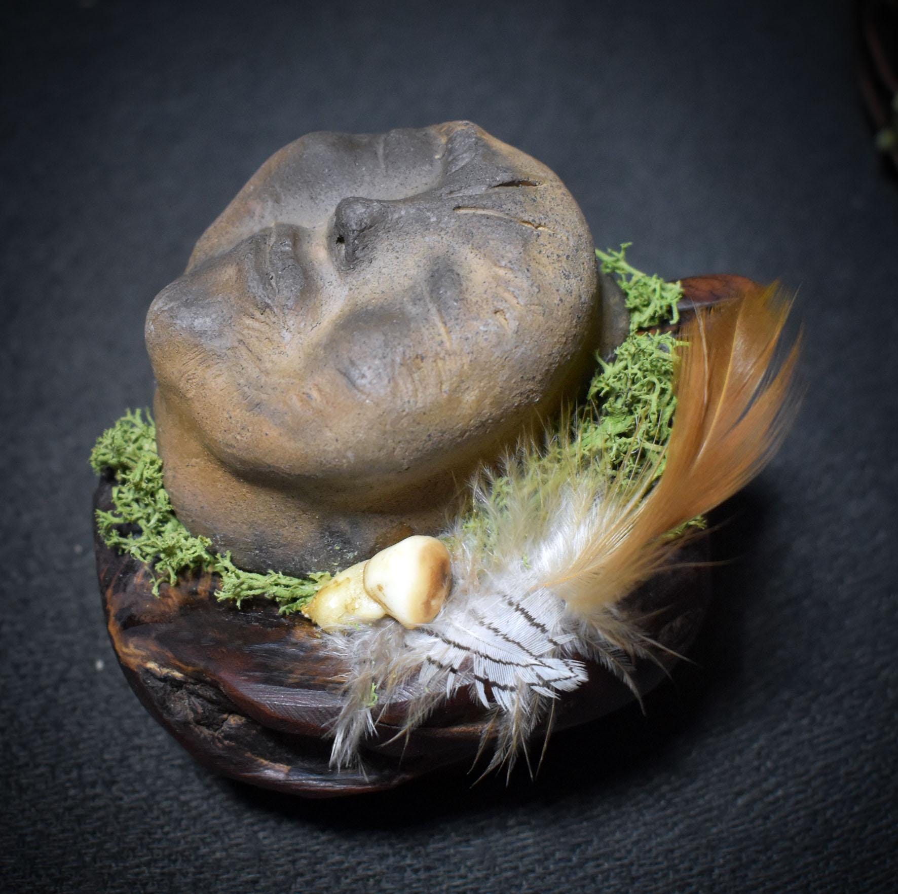 Herz des Waldes – Baumperle mit einem Wesen des Waldes - traditionell gebrannter Ton - Hexenei - spirituelle Altardeko - Art.Nr.: SKU137