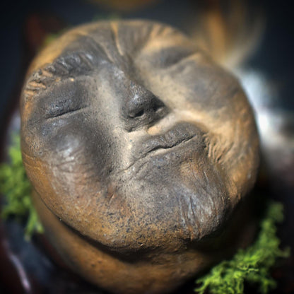 Herz des Waldes – Baumperle mit einem Wesen des Waldes - traditionell gebrannter Ton - Hexenei - spirituelle Altardeko - Art.Nr.: SKU137