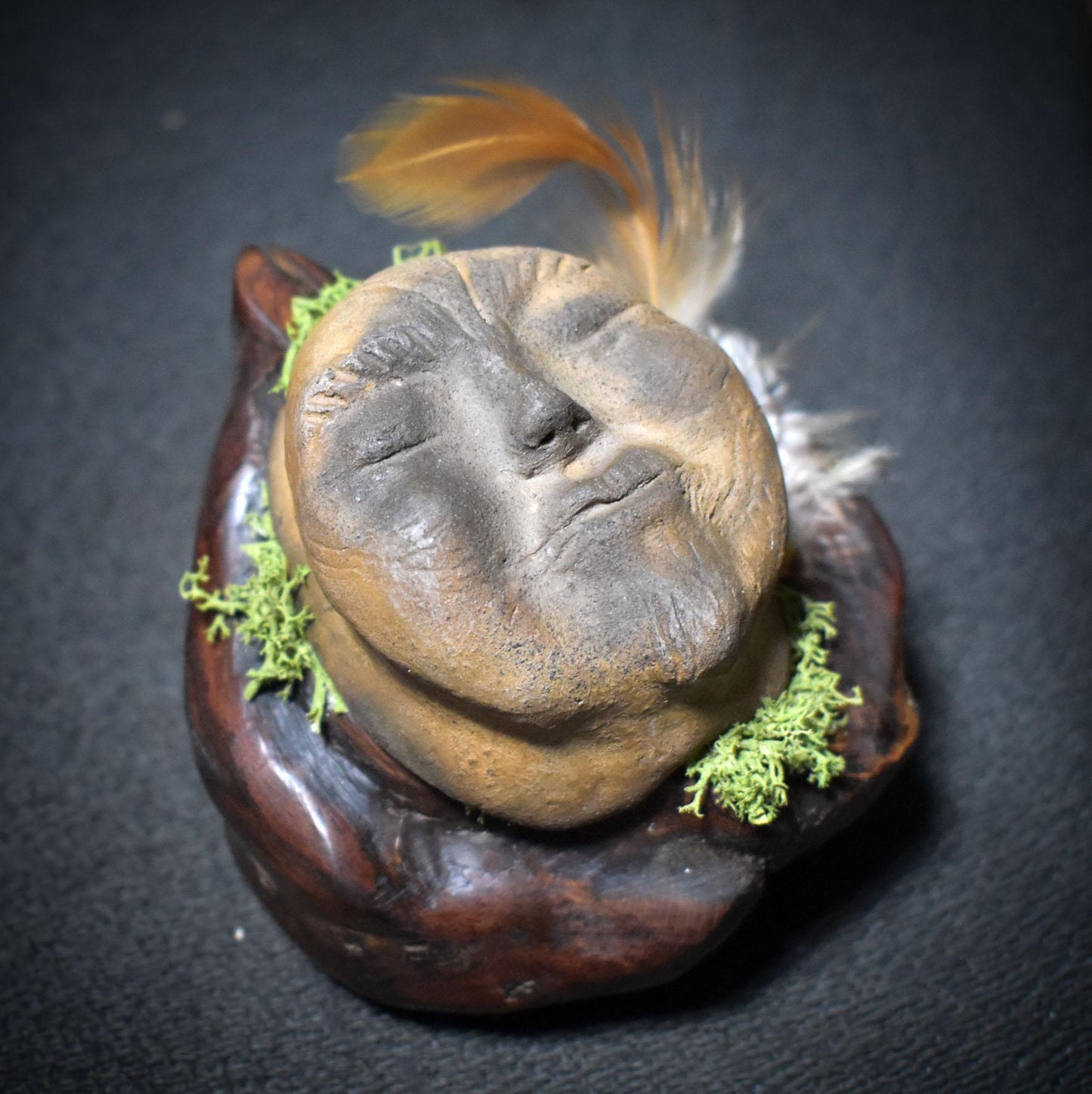 Herz des Waldes – Baumperle mit einem Wesen des Waldes - traditionell gebrannter Ton - Hexenei - spirituelle Altardeko - Art.Nr.: SKU137