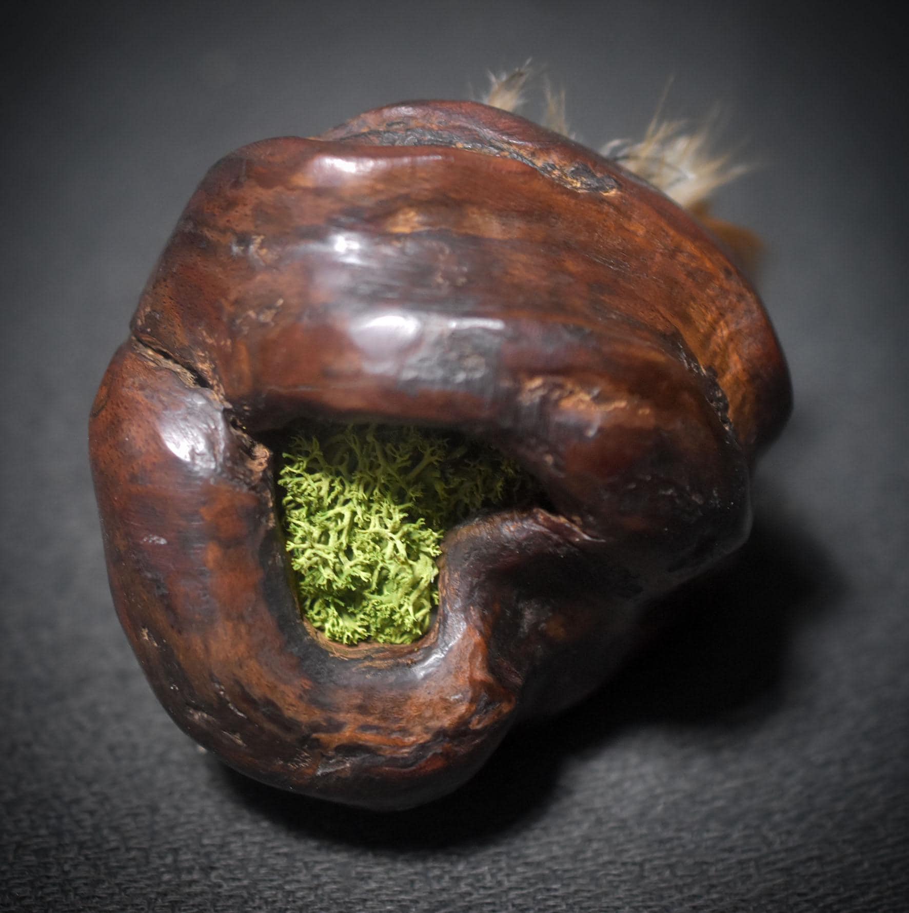 Herz des Waldes – Baumperle mit einem Wesen des Waldes - traditionell gebrannter Ton - Hexenei - spirituelle Altardeko