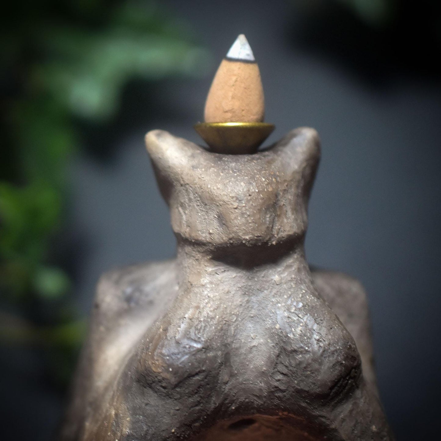 Räucherkegelhalter „Schamanin“ – Rückfluss & Teelicht in archaischer Rauchbrandkunst