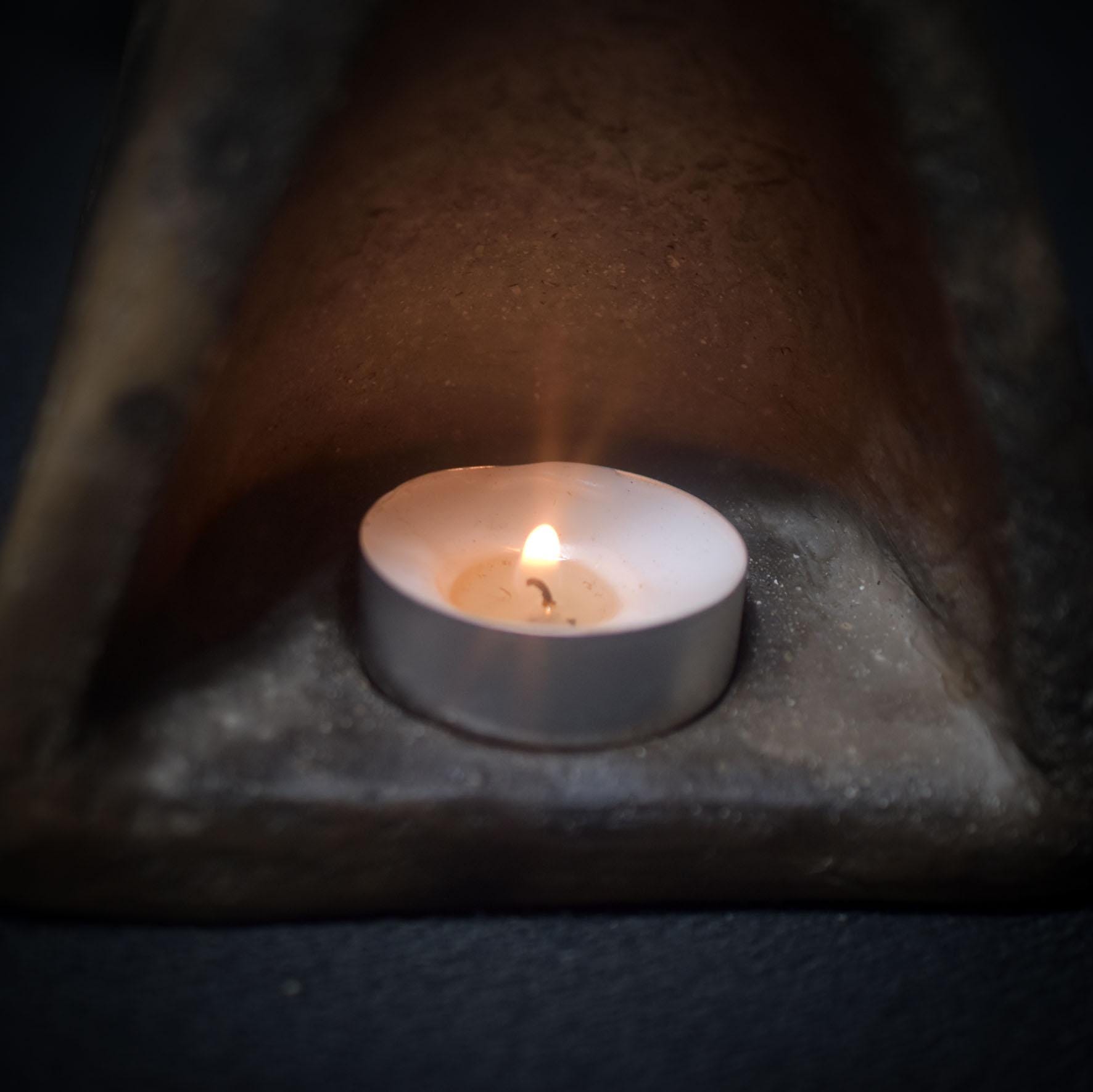 Räucherkegelhalter „Schamanin“ – Rückfluss & Teelicht in archaischer Rauchbrandkunst