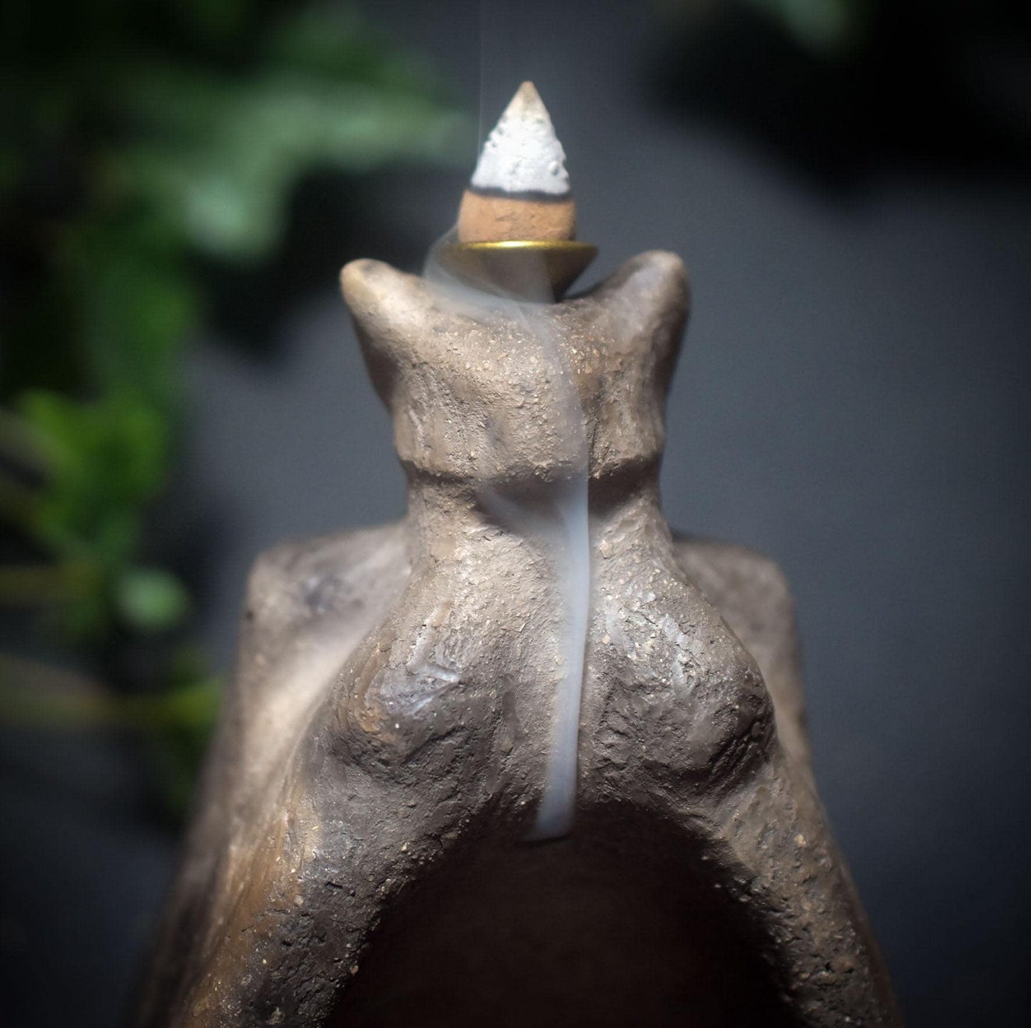 Räucherkegelhalter „Schamanin“ – Rückfluss & Teelicht in archaischer Rauchbrandkunst