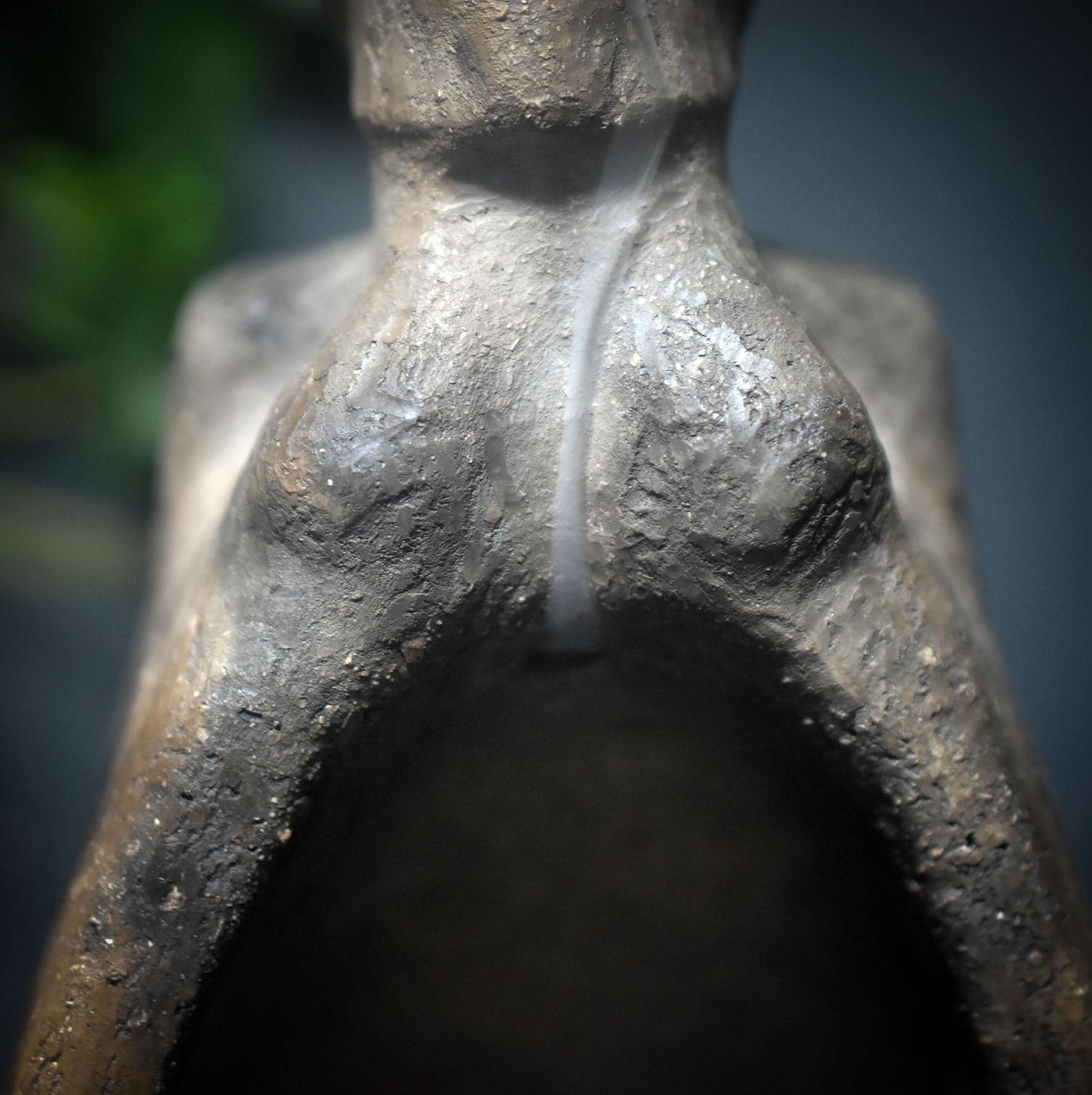 Räucherkegelhalter „Schamanin“ – Rückfluss & Teelicht in archaischer Rauchbrandkunst