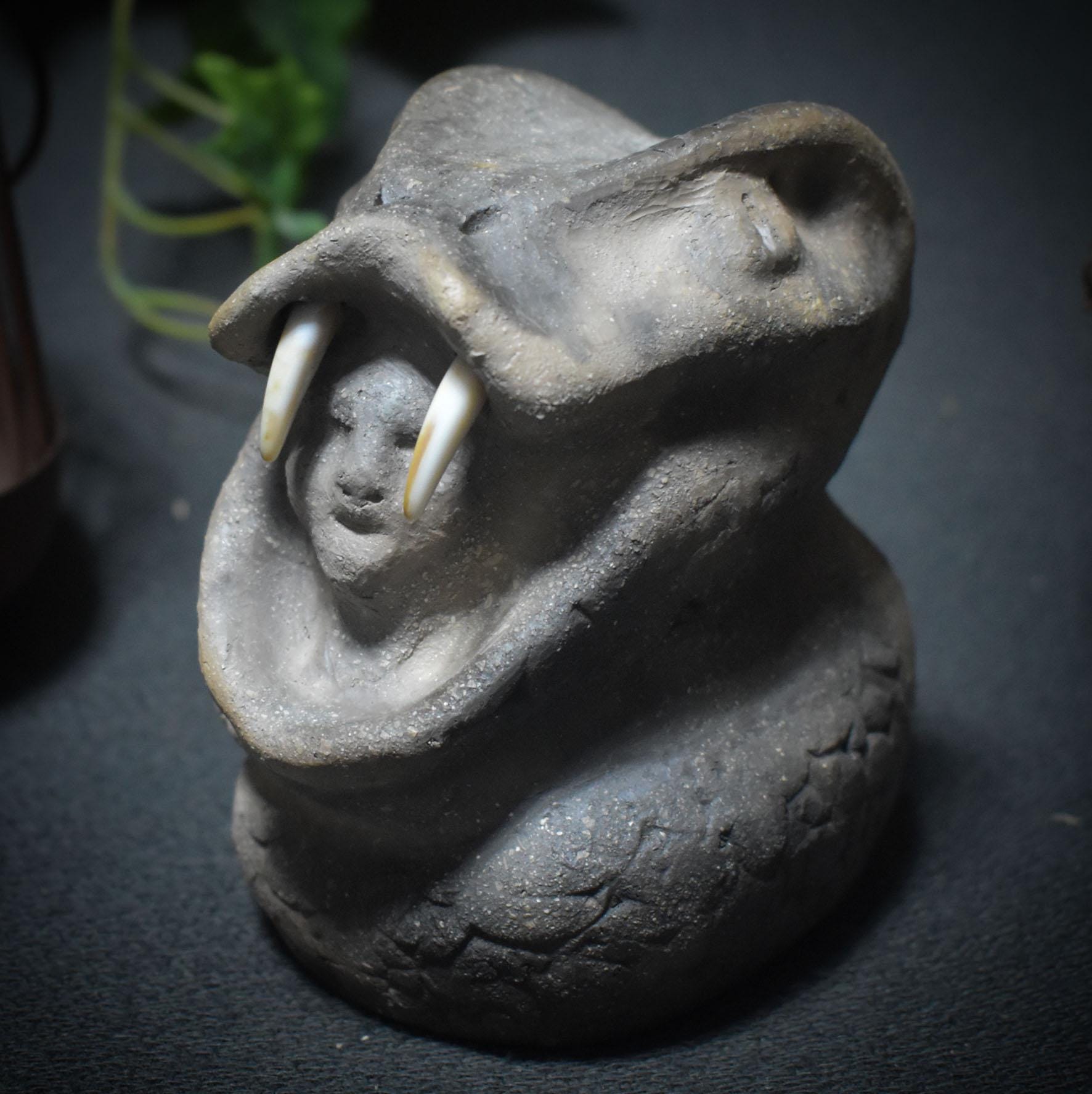 Krafttier Schlange – Schamanische Skulptur aus traditioneller Rauchbrandkunst - Art.Nr.: SKU122