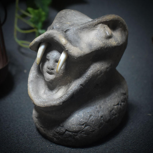 Krafttier Schlange – Schamanische Skulptur aus traditioneller Rauchbrandkunst - Art.Nr.: SKU122