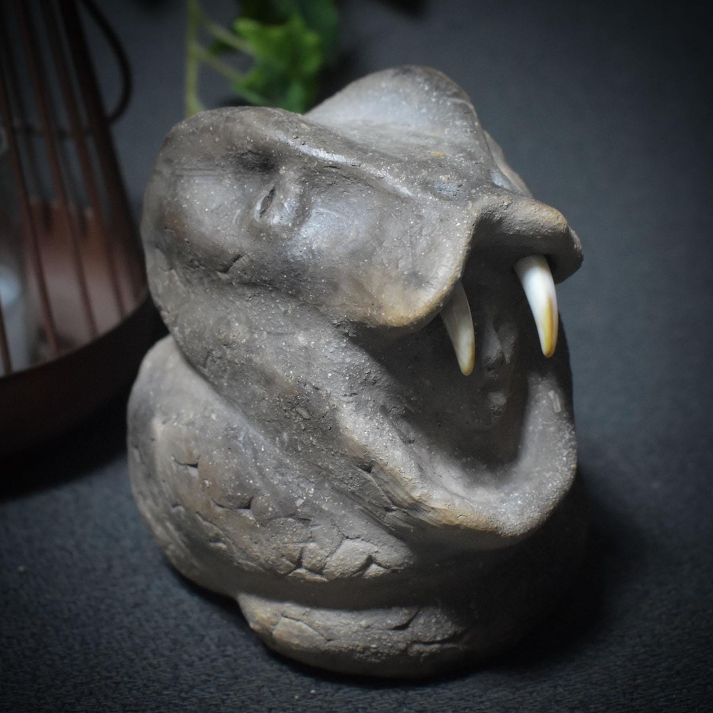 Krafttier Schlange – Schamanische Skulptur aus traditioneller Rauchbrandkunst - Art.Nr.: SKU122