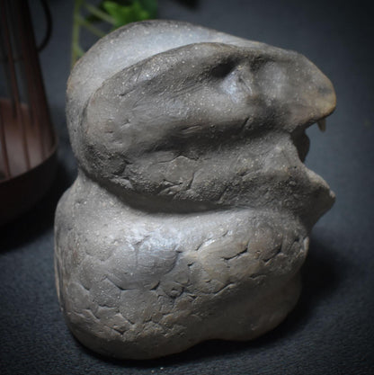 Krafttier Schlange – Schamanische Skulptur aus traditioneller Rauchbrandkunst - Art.Nr.: SKU122