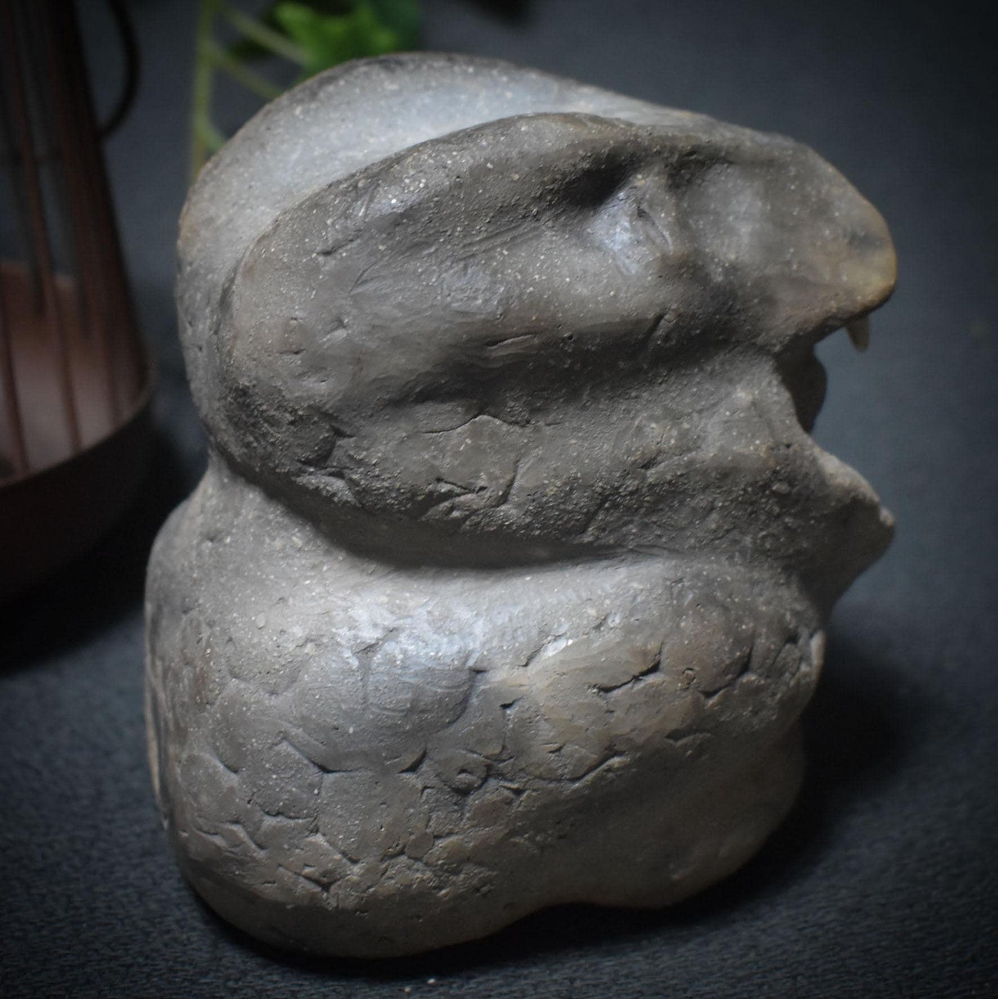 Krafttier Schlange – Schamanische Skulptur aus traditioneller Rauchbrandkunst - Art.Nr.: SKU122