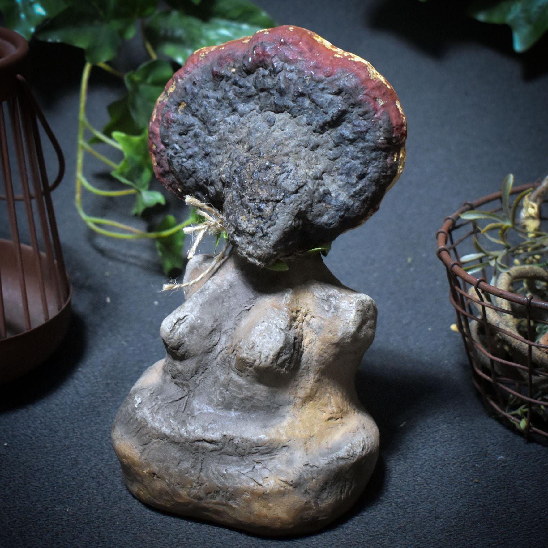 Göttin des Waldes – Skulptur mit echtem Baumpilz, primitive Kunst in Rauchbrandtechnik