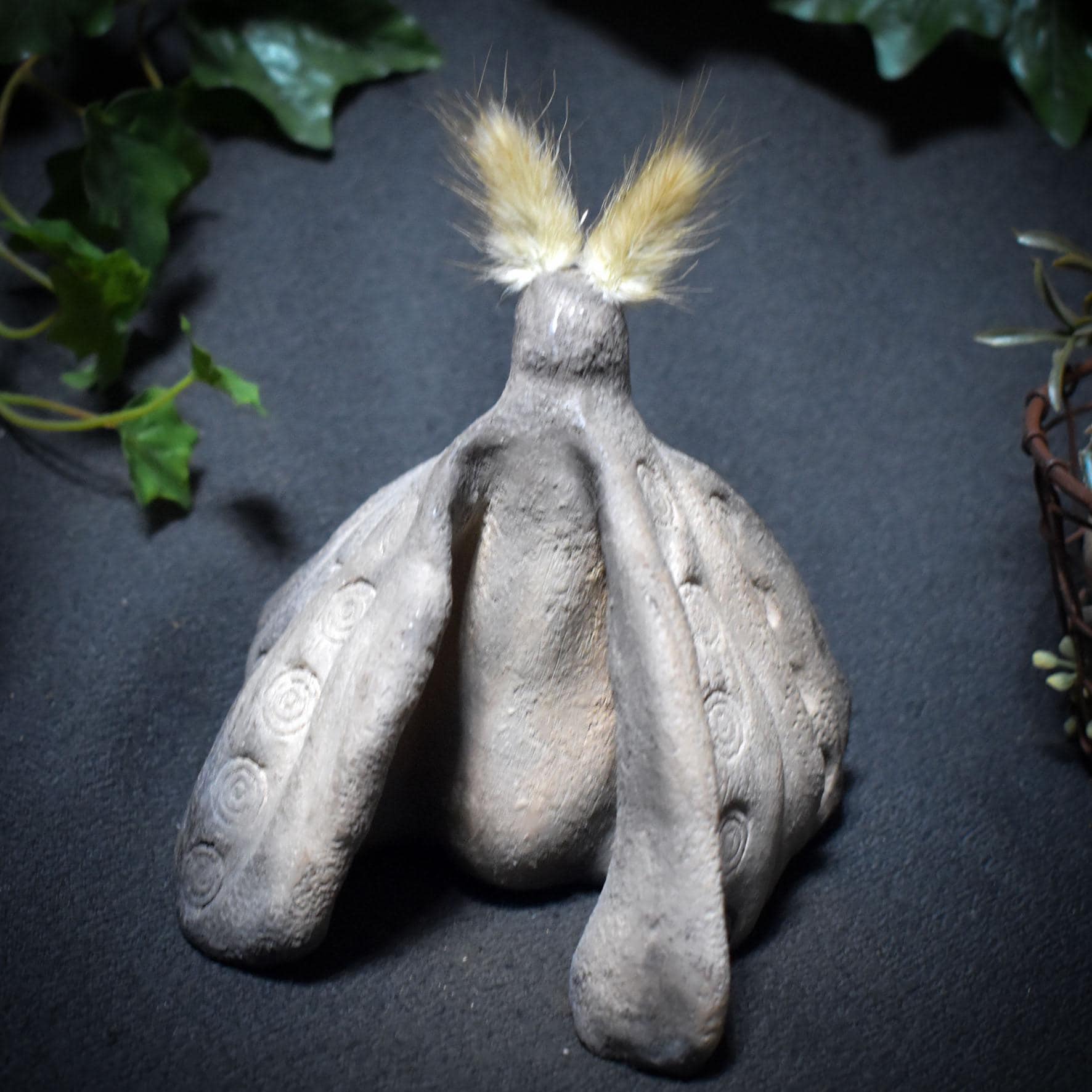 Bote der Nacht – Krafttier Motte aus Rauchbrandkunst - spirituelle Dekoration für Transformation