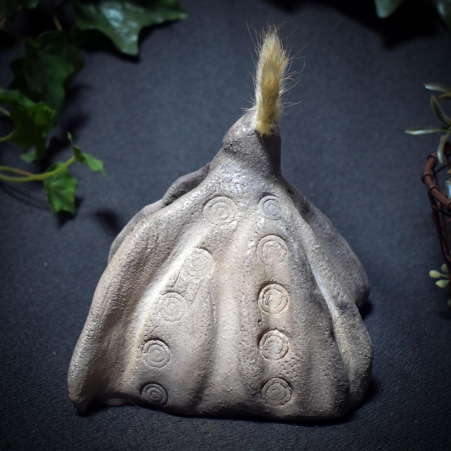 Bote der Nacht – Krafttier Motte aus Rauchbrandkunst - spirituelle Dekoration für Transformation