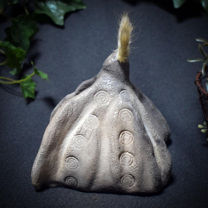 Bote der Nacht – Krafttier Motte aus Rauchbrandkunst - spirituelle Dekoration für Transformation