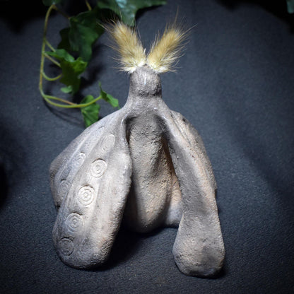 Bote der Nacht – Krafttier Motte aus Rauchbrandkunst - spirituelle Dekoration für Transformation - Art.Nr.: SKU139
