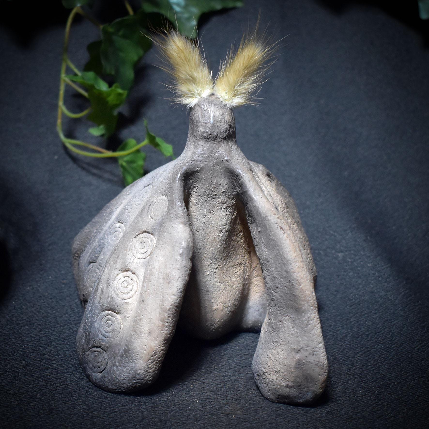 Bote der Nacht – Krafttier Motte aus Rauchbrandkunst - spirituelle Dekoration für Transformation