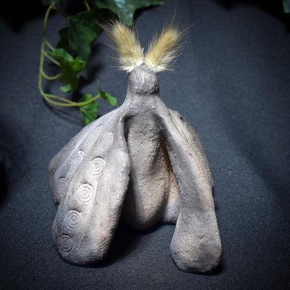 Bote der Nacht – Krafttier Motte aus Rauchbrandkunst - spirituelle Dekoration für Transformation