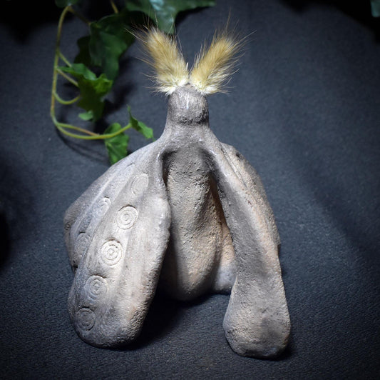 Bote der Nacht – Krafttier Motte aus Rauchbrandkunst - spirituelle Dekoration für Transformation