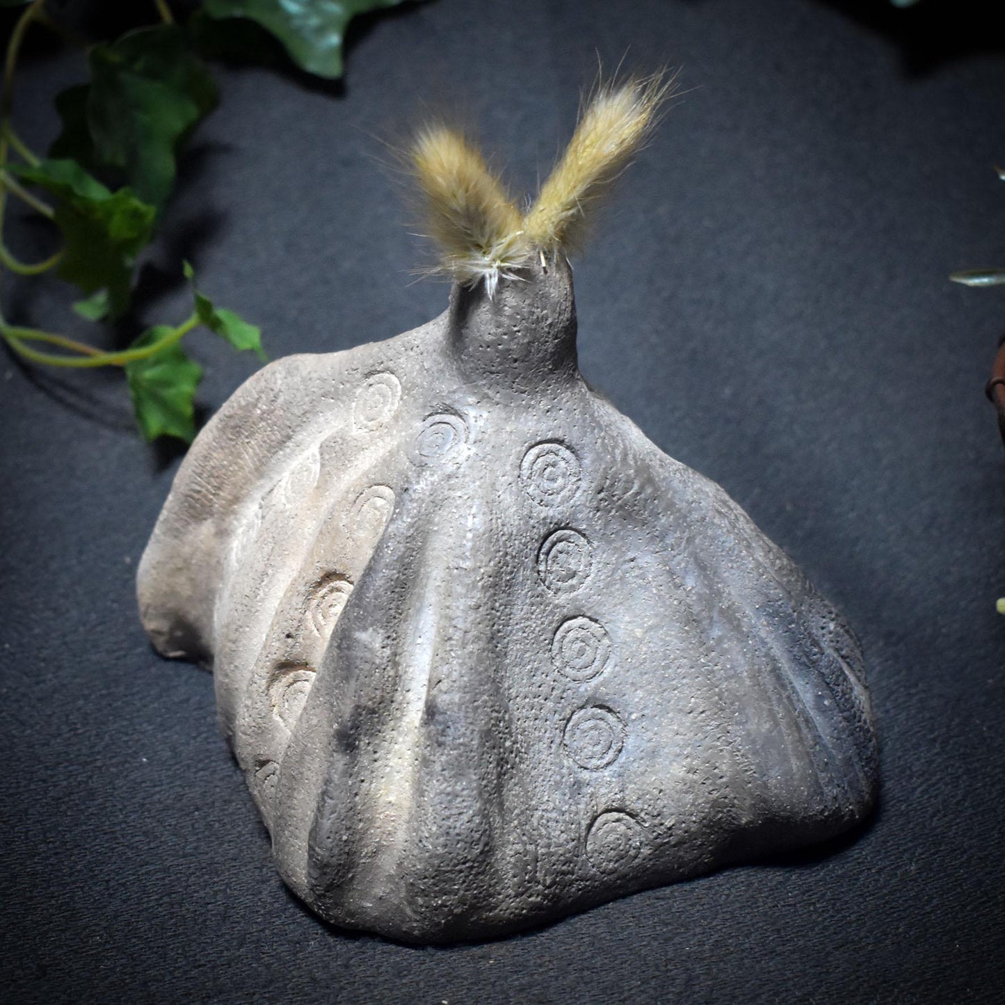 Bote der Nacht – Krafttier Motte aus Rauchbrandkunst - spirituelle Dekoration für Transformation - Art.Nr.: SKU139