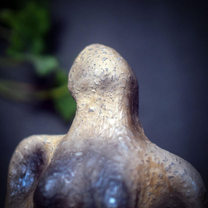 Hüterin des Herzens – Skulptur mit Aventurin im Schoß - Art.Nr.: SKU131