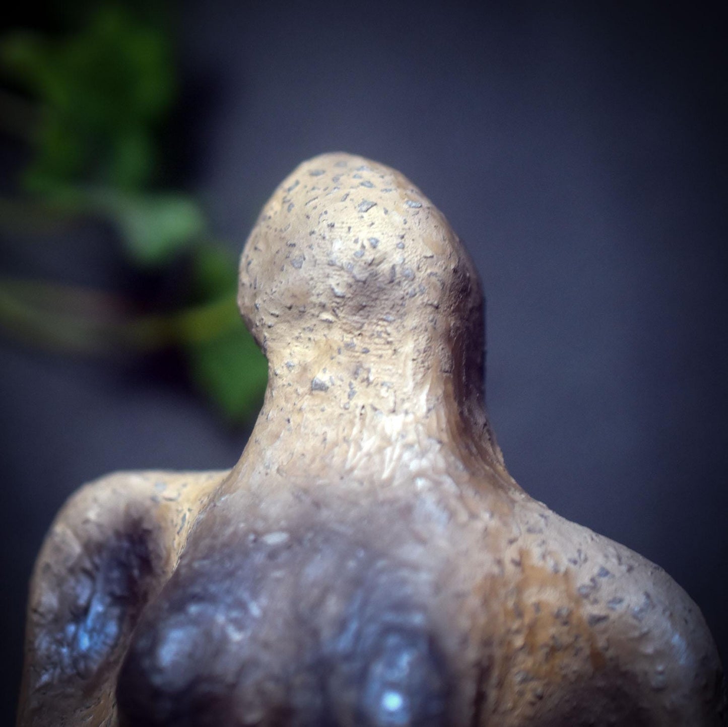 Hüterin des Herzens – Skulptur mit Aventurin im Schoß