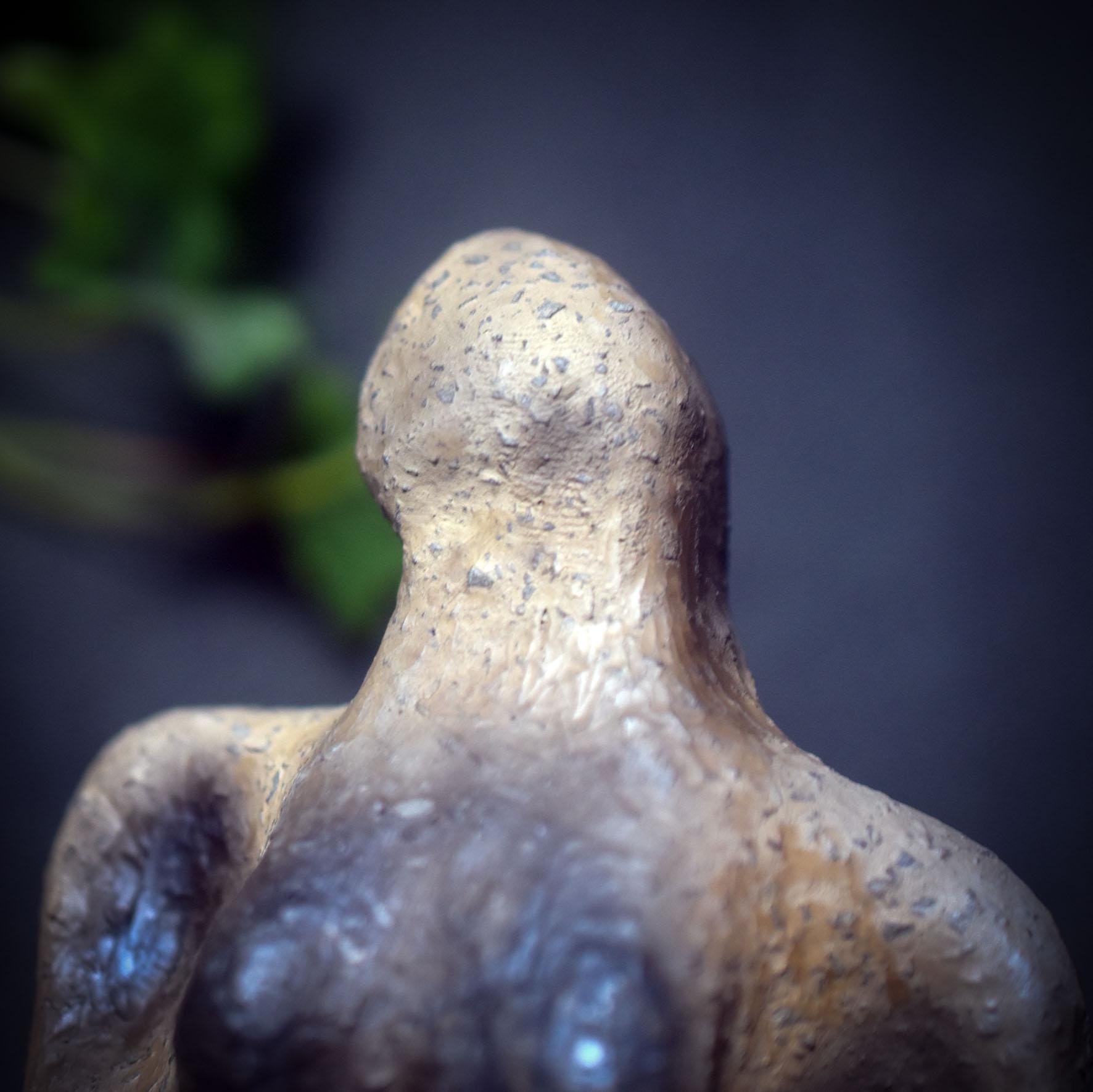 Hüterin des Herzens – Skulptur mit Aventurin im Schoß