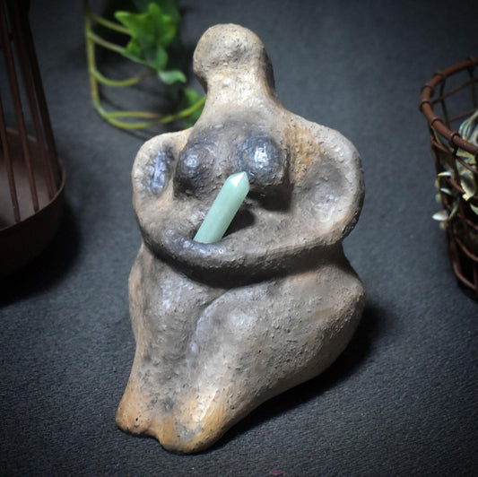 Hüterin des Herzens – Skulptur mit Aventurin im Schoß - Art.Nr.: SKU131