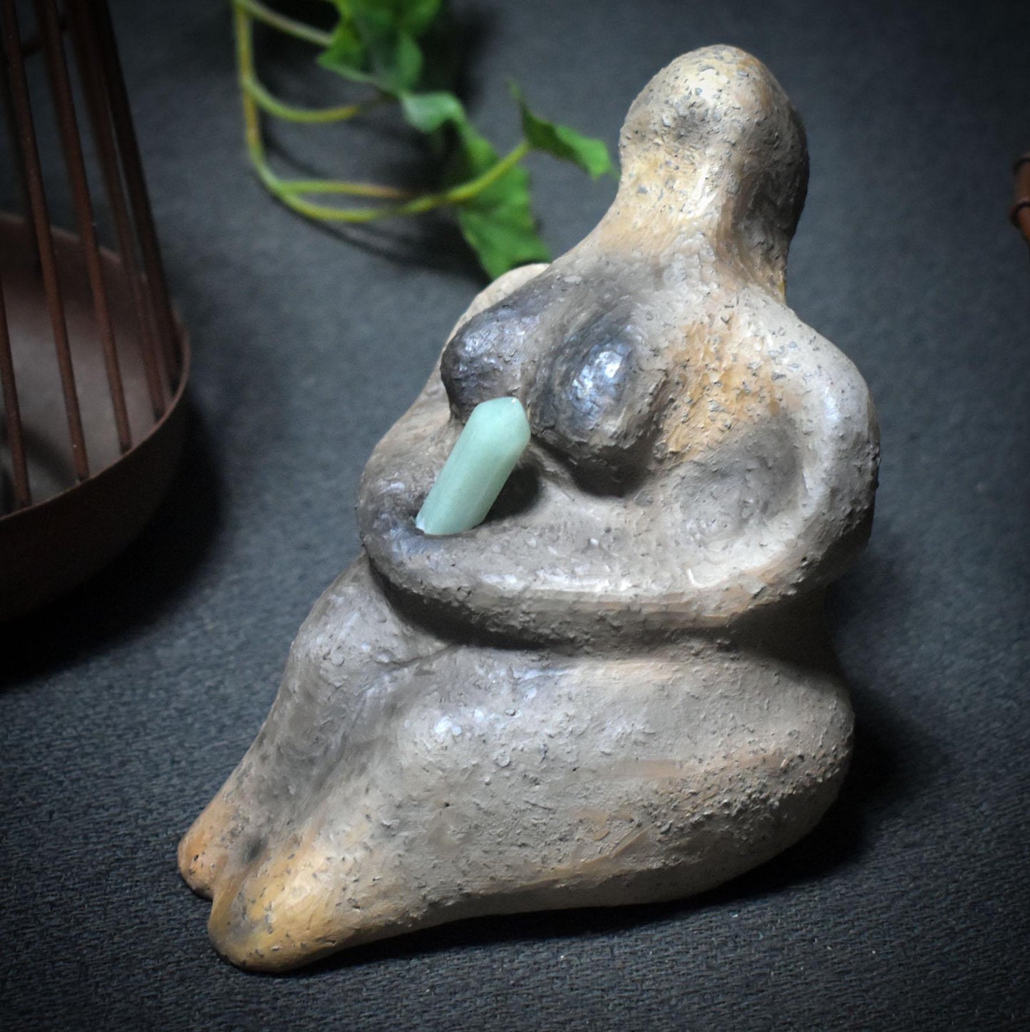 Hüterin des Herzens – Skulptur mit Aventurin im Schoß - Art.Nr.: SKU131