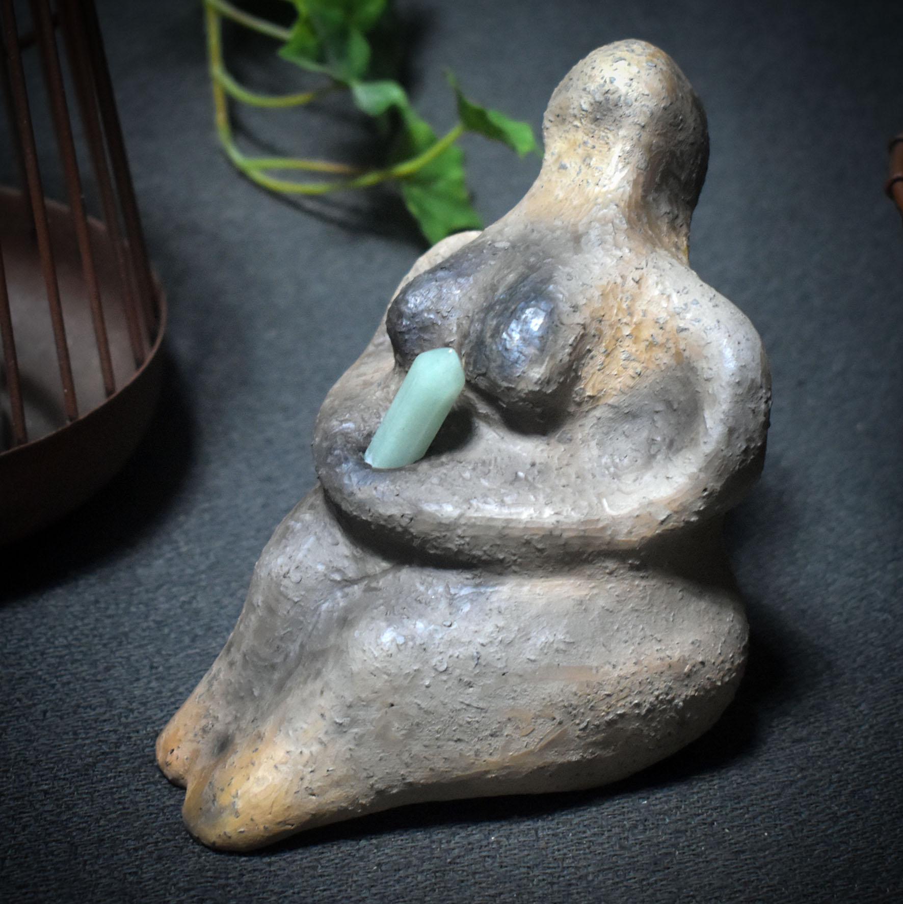 Hüterin des Herzens – Skulptur mit Aventurin im Schoß - Art.Nr.: SKU131