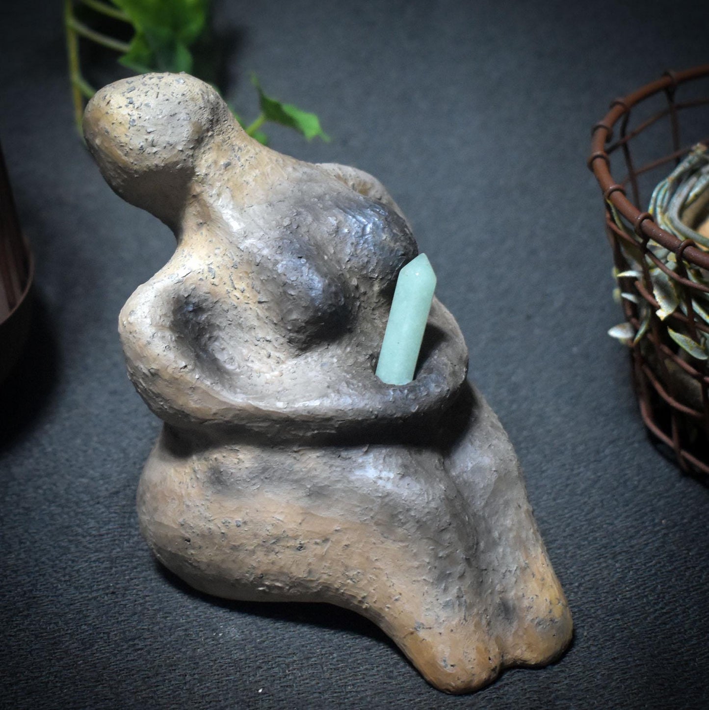 Hüterin des Herzens – Skulptur mit Aventurin im Schoß - Art.Nr.: SKU131