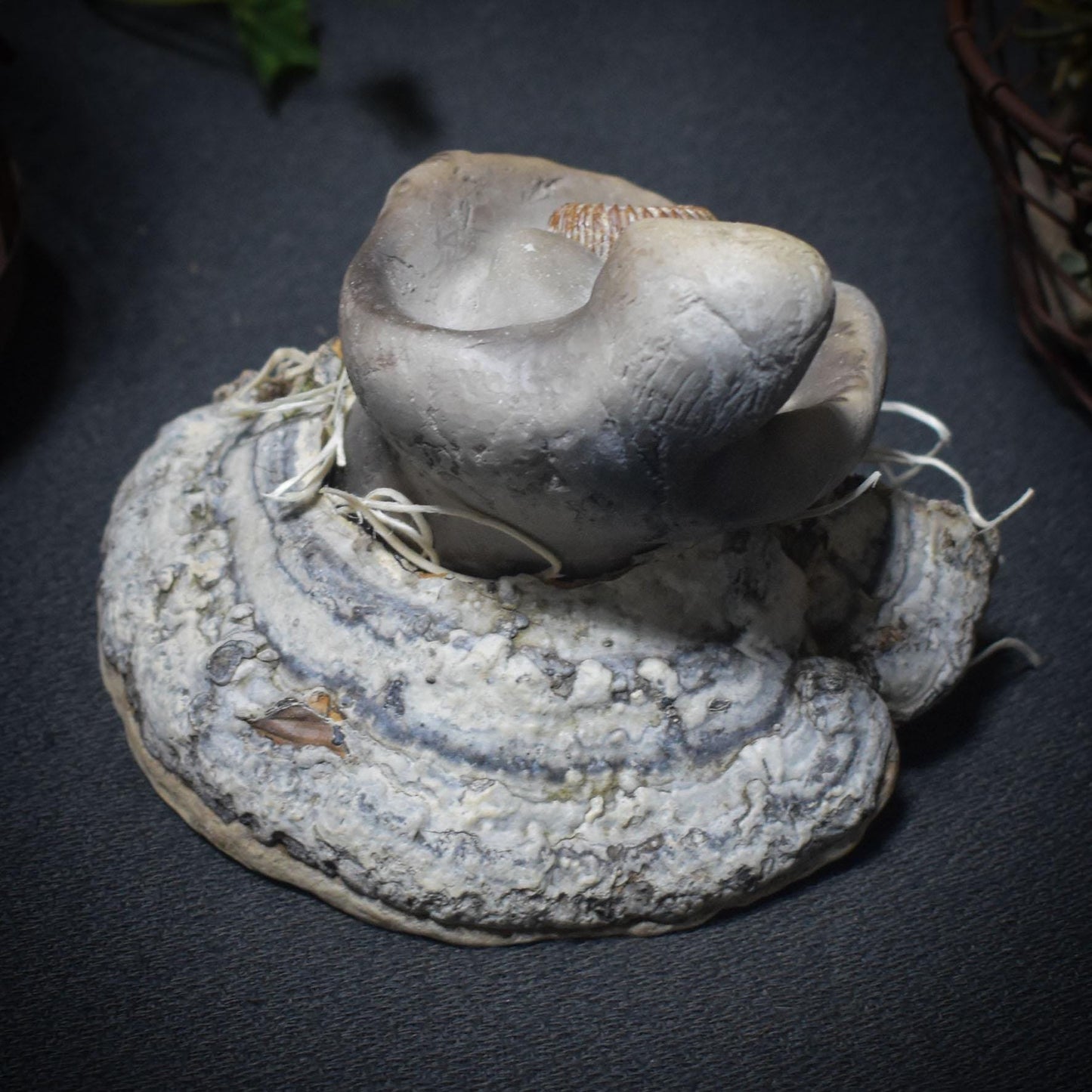 Pilzwesen der Erde – Archaische Wächterin mit Ammonit - traditionell gebrannter Ton - naturverbundene Kunst - Art.Nr.: SKU141