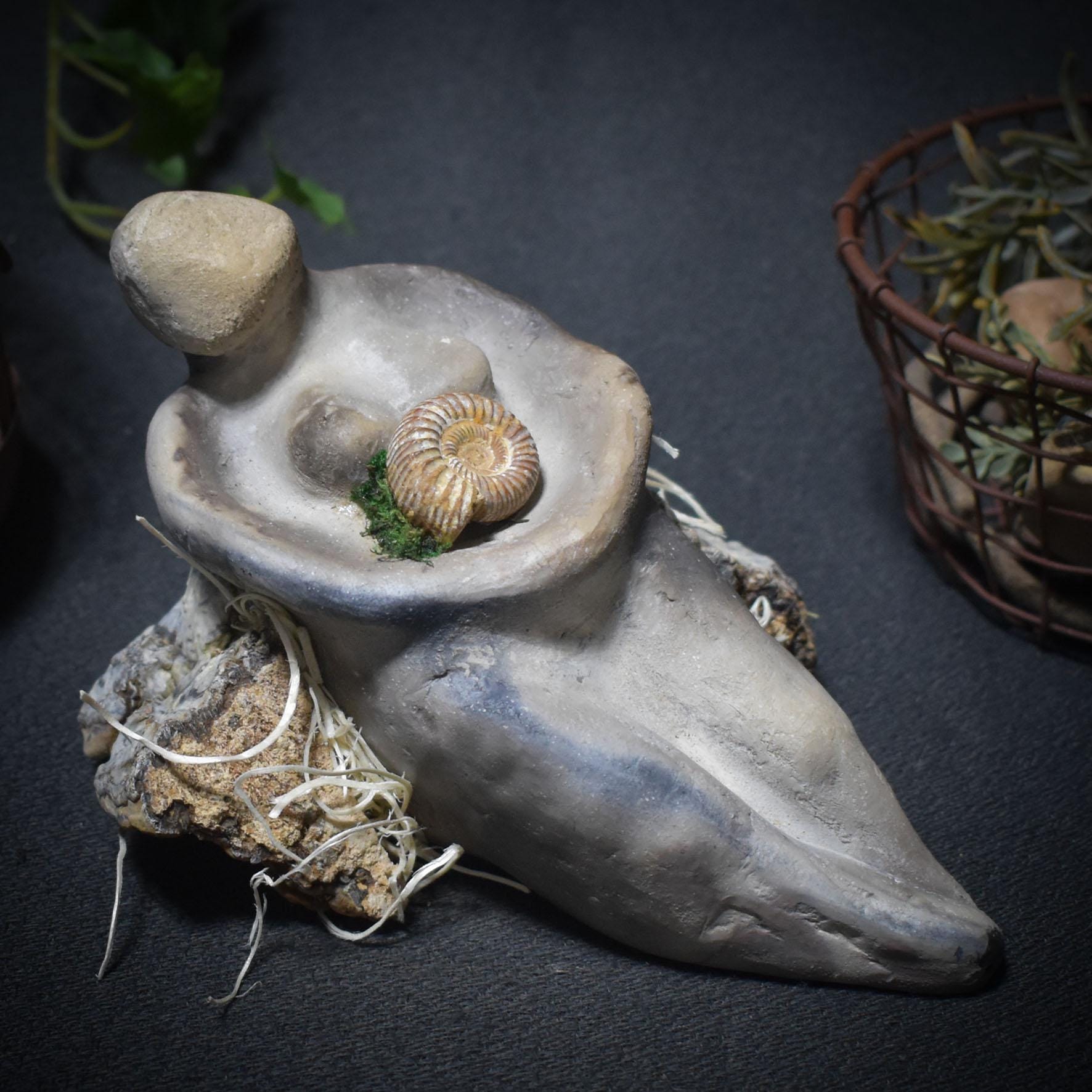 Pilzwesen der Erde – Archaische Wächterin mit Ammonit - traditionell gebrannter Ton - naturverbundene Kunst