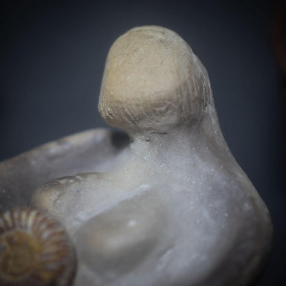 Pilzwesen der Erde – Archaische Wächterin mit Ammonit - traditionell gebrannter Ton - naturverbundene Kunst