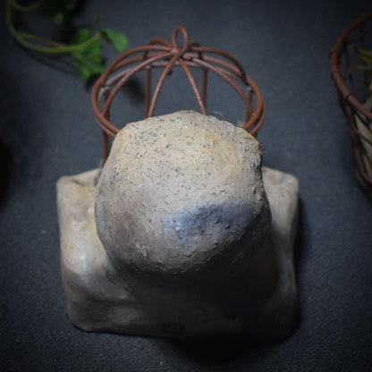 Hüterin des inneren Kindes – Frauenkopf mit Vogelkäfig - traditionell gebrannter Ton in archaischer Gestalt - Art.Nr.: SKU142