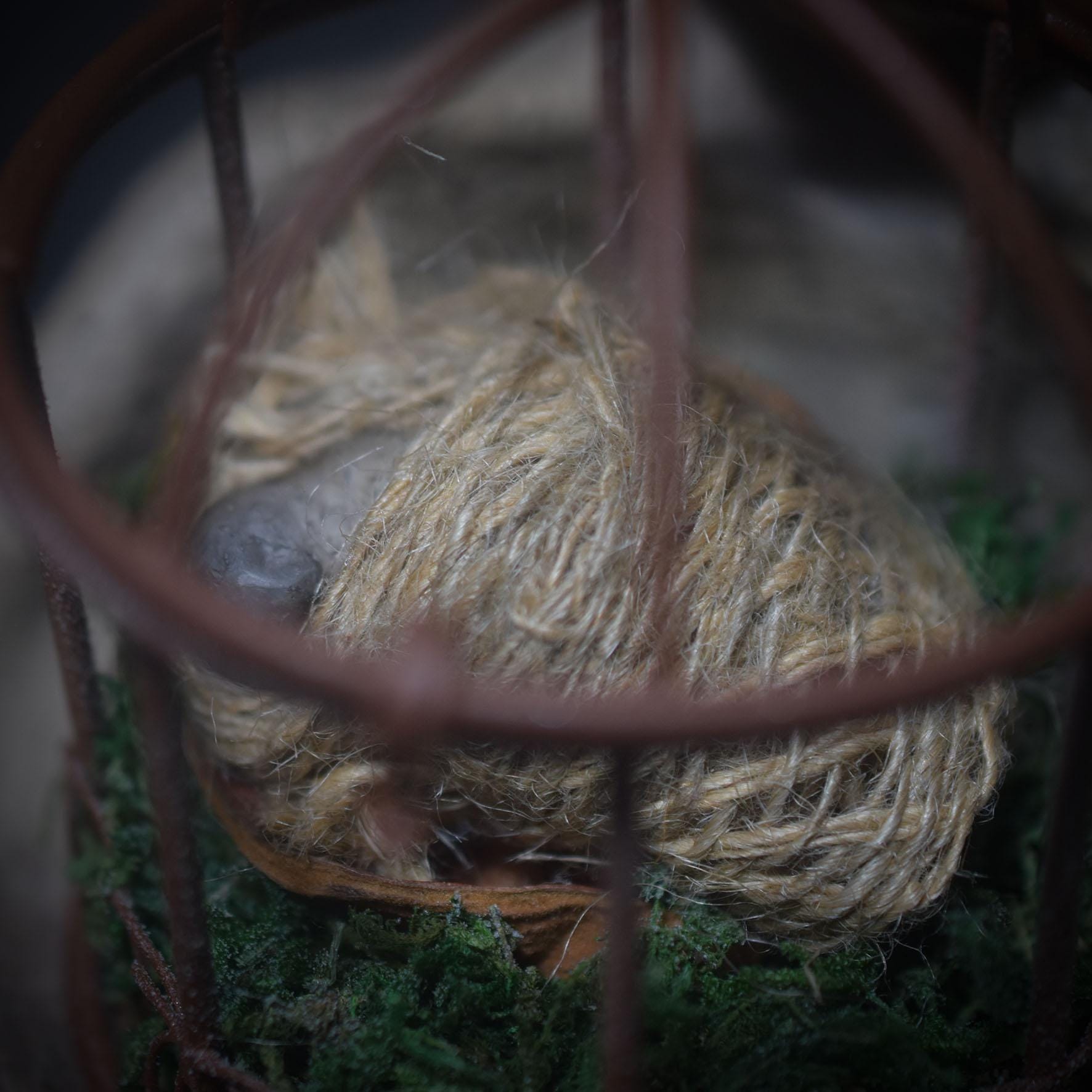 Hüterin des inneren Kindes – Frauenkopf mit Vogelkäfig - traditionell gebrannter Ton in archaischer Gestalt