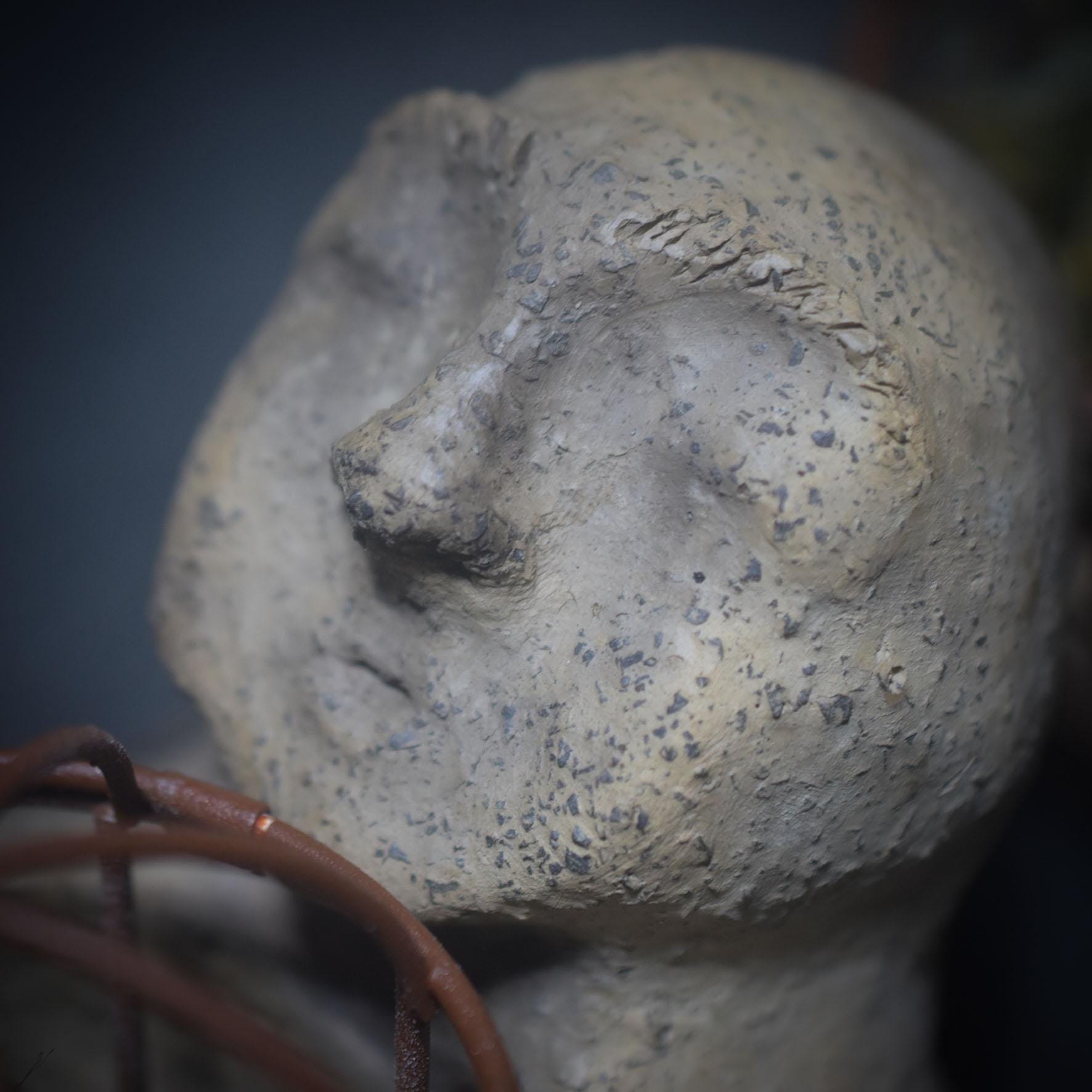 Hüterin des inneren Kindes – Frauenkopf mit Vogelkäfig - traditionell gebrannter Ton in archaischer Gestalt - Art.Nr.: SKU142