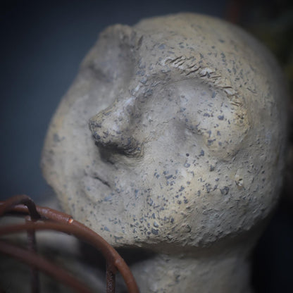 Hüterin des inneren Kindes – Frauenkopf mit Vogelkäfig - traditionell gebrannter Ton in archaischer Gestalt - Art.Nr.: SKU142