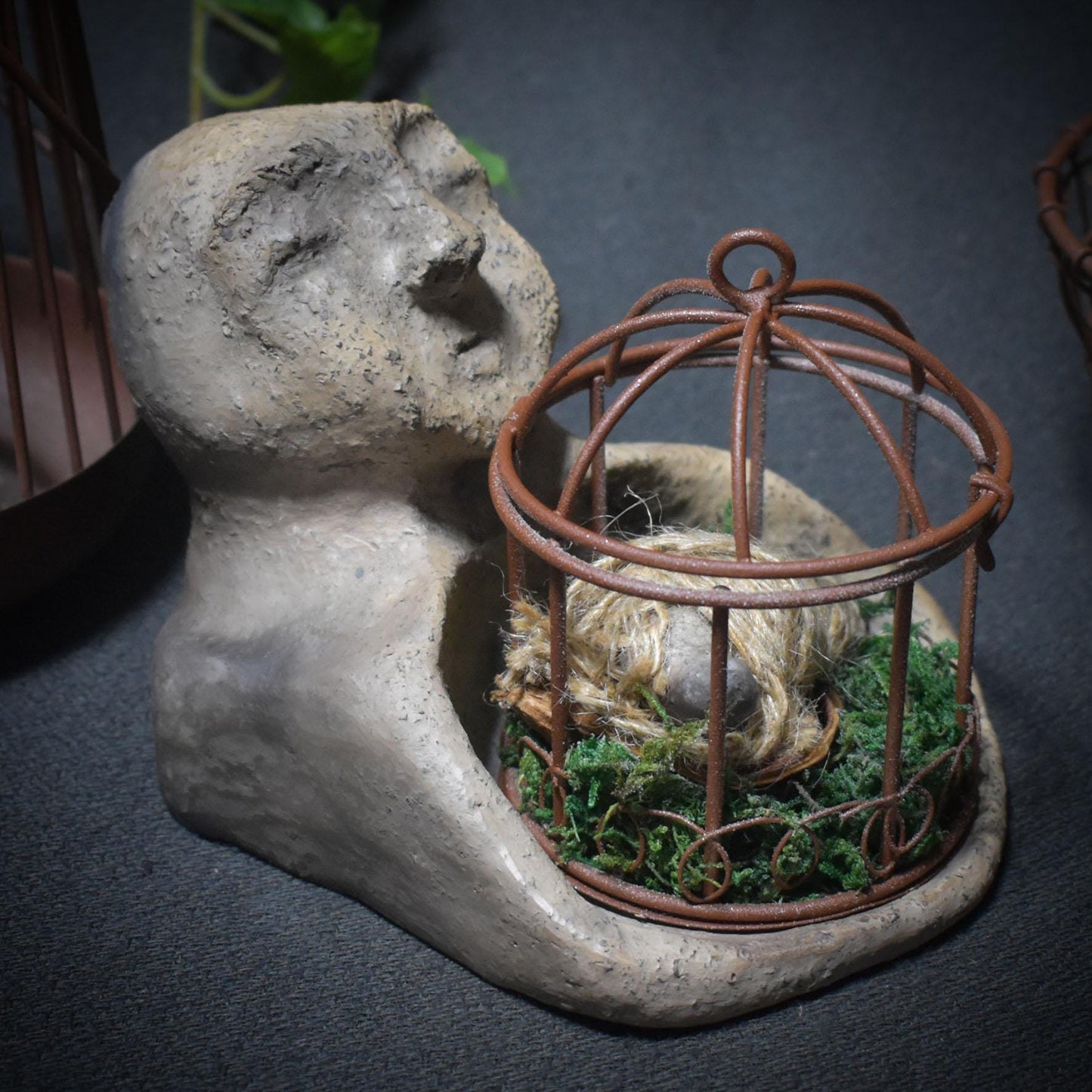 Hüterin des inneren Kindes – Frauenkopf mit Vogelkäfig - traditionell gebrannter Ton in archaischer Gestalt - Art.Nr.: SKU142